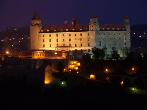 Bratislava bei Nacht (slovac_republic_100_3697.jpg) wird geladen. Eindrucksvolle Fotos aus der Slowakei erwarten Sie.